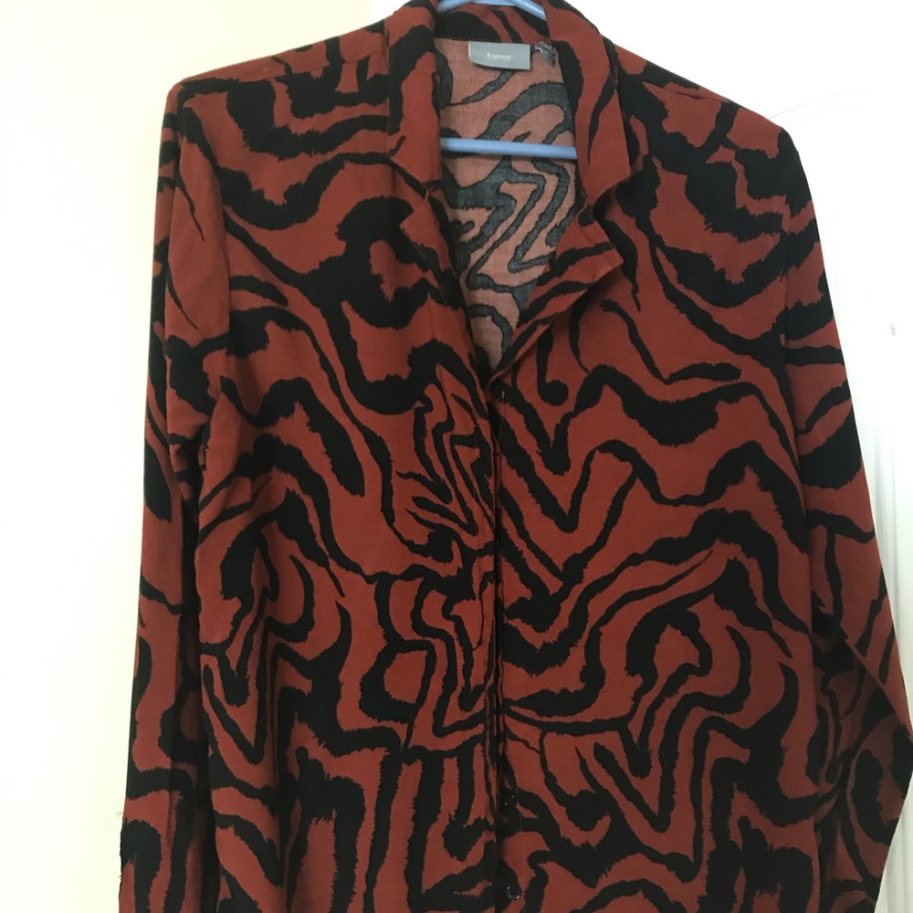 Gorgeous animal print long-sleeved blouse.
